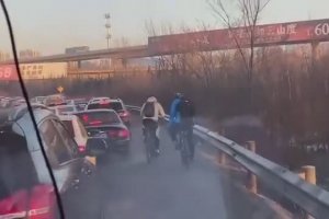 Un cycliste aide une ambulance à se faire un chemin dans la circulation