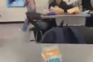 Une fille emmerde un mec à la cantine et prend une dose d'égalité