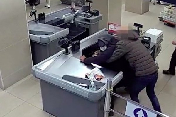 Un policer hors-service croise un braqueur dans un supermarché (Espagne)