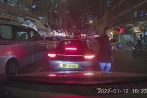 Une Porsche a un drôle de comportement dans les rues de Hong Kong