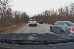 Un automobiliste trop pressé prend un coup de Karma (États-Unis)
