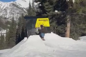 Un snowboarder a un soucis en essayant une figure