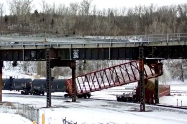 Un train déraille dans un virage