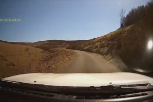 Sur une route de montagne, un cycliste roule Ă contre sens et termine sur le capot d'une voiture