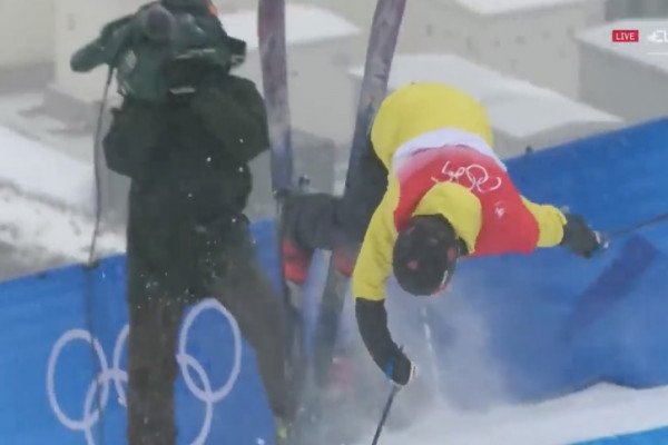 Un skieur tombe sur un caméraman (Beijing 2022)