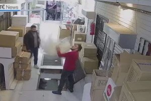 Un homme tombe dans dans un trou dans un entrepôt  (Turquie)