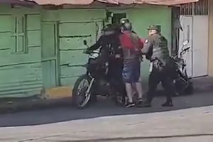 Deux policiers à moto embarquent un suspect (Guatemala)