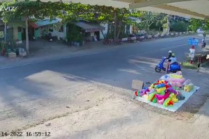Un enfant court sur un camion (Vietnam)