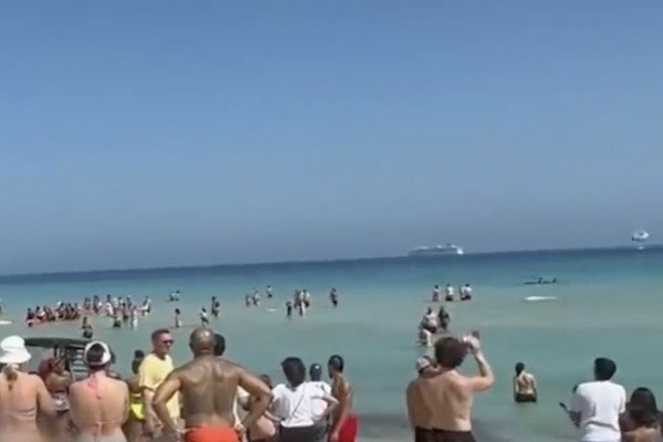 Un hélicoptère se crashe sur une plage bondée de monde (Miami)