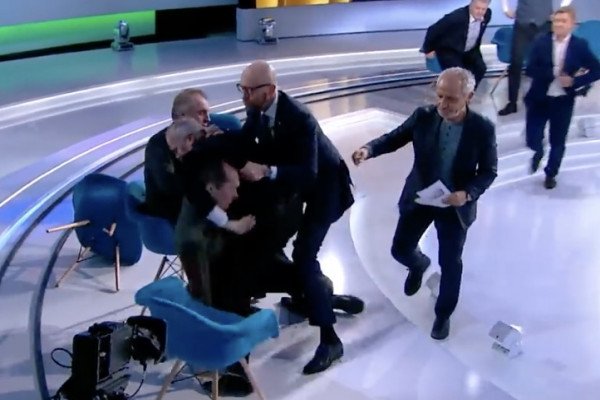 Un député se bat avec un journaliste lors d'un direct à la télévision (Ukraine)