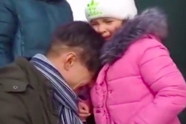 Un père de famille Ukrainien réserviste dit au revoir à sa famille