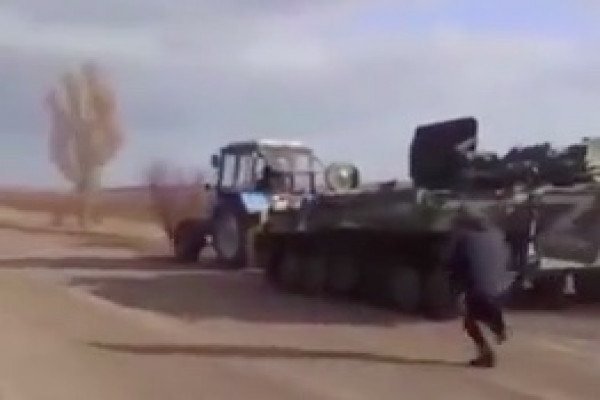 Avec leur tracteur, des fermiers ukrainiens volent un char russe en panne