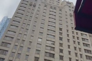 Des blocs de glace tombent d'un gratte-ciel (New York)