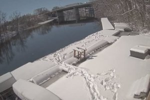 Un camion tombe d'un pont au-dessus d'une rivière