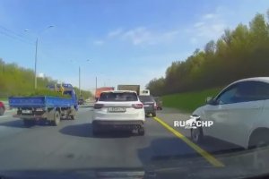 Régis sort un flingue pendant un road rage (Russie)
