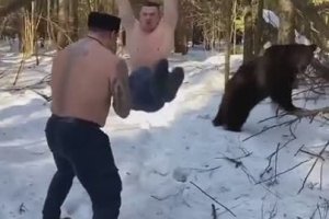 Un ours s'entraine avec deux hommes (Russie)