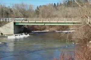 Un barrage de glace cède sur une rivière (Etats-Unis)