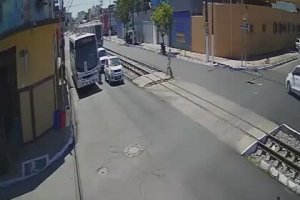 Un motard sauve une mamie qui n'a pas vu un tramway (Brésil)