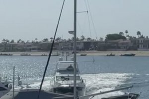 Un homme vole un yacht et fait un carnage sur un port (Californie)