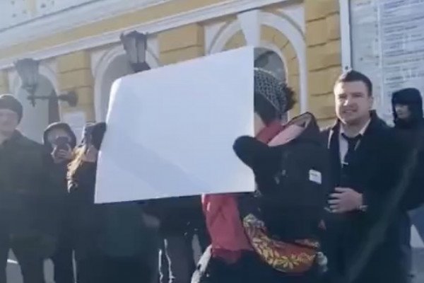 Elle proteste avec un morceau de papier blanc et se fait arrêter (Russie)