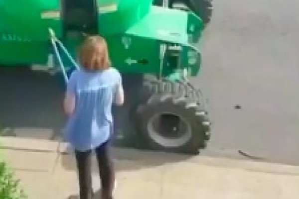 Karen se fait filmer en train de saboter un véhicule de chantier