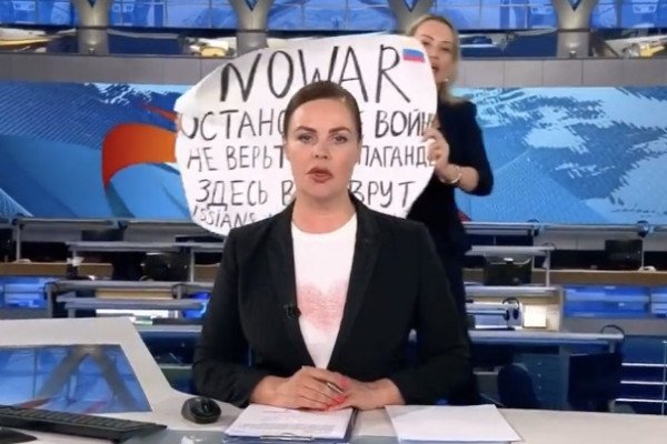 Marina Ovsyannikova, une employée russe de la chaine TV Channel One interrompt le journal avec une pancarte &quot;ils vous mentent&quot;