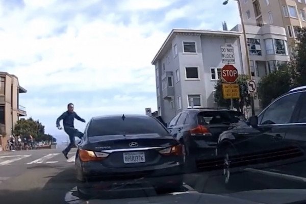 Un homme saute sur sa voiture pour arrêter des voleurs (San Francisco)