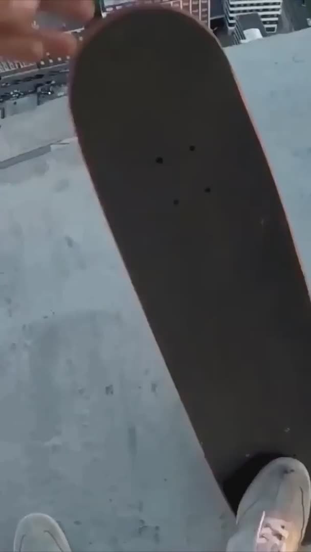 Un skateur joue avec la mort en haut d'une tour (Londres)