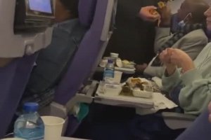 Jean Lassalle demande aux passagers d'un avion si ils comptent manger leur fromage