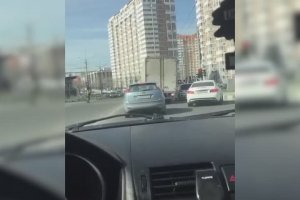 Un camion a un gros soucis face à des vents forts (Russie)