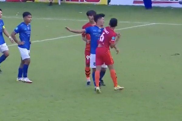 Un joueur de foot met un coup de coude Ă un adversaire et se fait licencier (ThaĂŻlande)