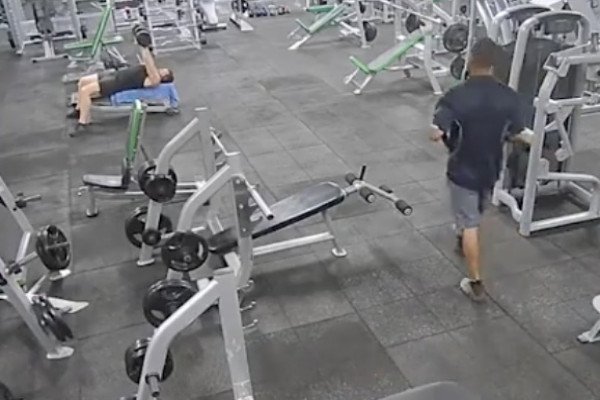 Dans une salle de sport, un homme simule une chute pour frapper quelqu'un avec un poids de 20kg