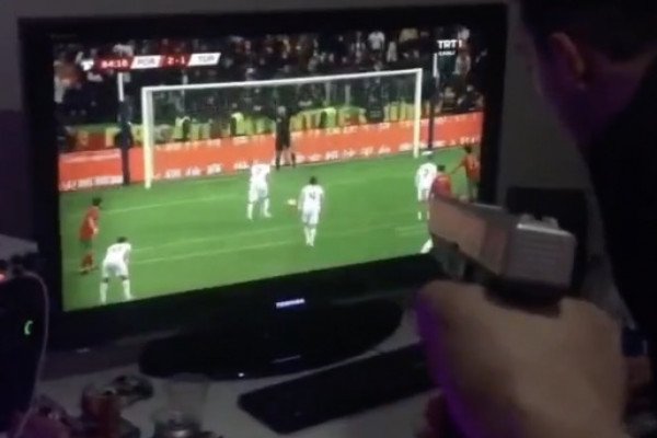 Un supporter turc tire sur sa télévision après le penalty raté de Burak Yilmaz