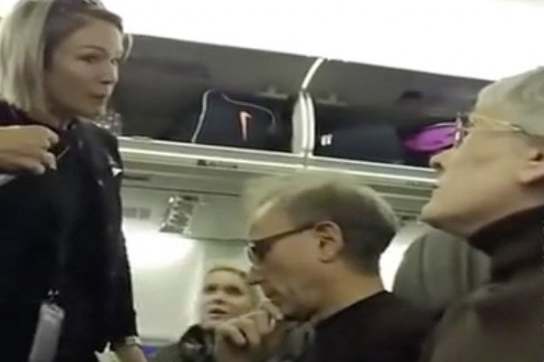 Une femme se fait virer d'un avion après avoir insulté un passager car il porte un t-shirt Trump