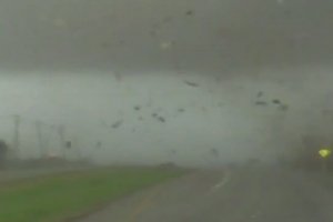 Un pickup se fait renverser par une tornade (Texas)