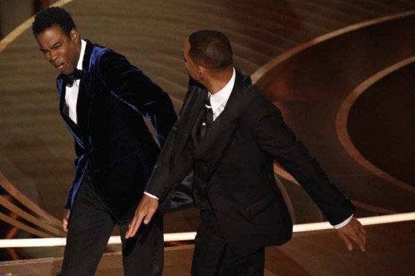 Will Smith met une claque à Chris Rock aux Oscars 2022