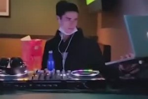 Un DJ apprend la vie à un jeune qui touche son matériel