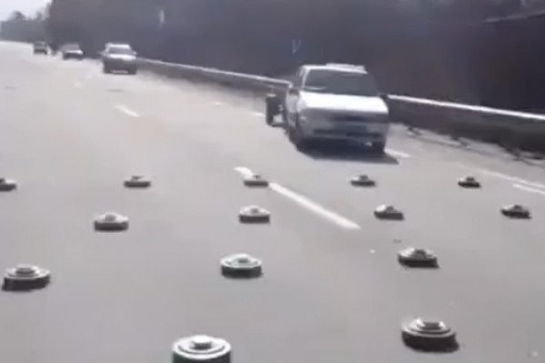 Des voitures de civils traversent un champ de mines antichar (région de Kiev, Ukraine)