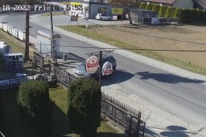 Un automobiliste fou fait une marche arrière devant une voiture d'auto-ecole