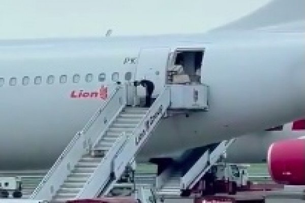 Des bagagistes balancent des valises du haut d'un escalier (Lion Air)