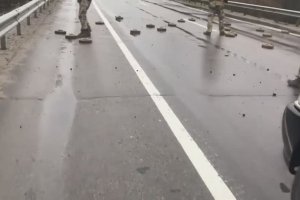 Des militaires ukrainiens dégagent des mines avec leurs pieds