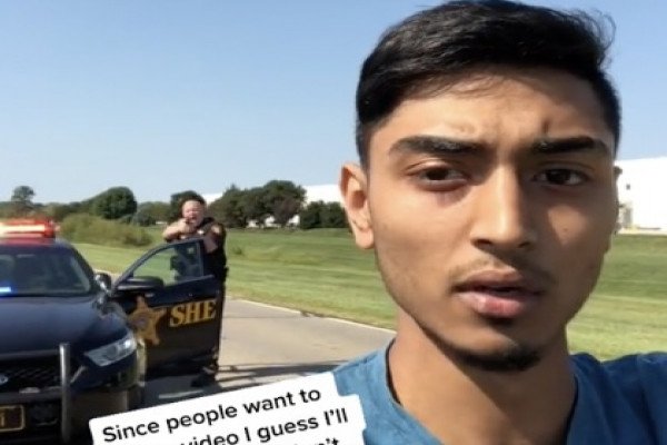 Devant un policier très nerveux, un automobiliste américain filme son arrestation