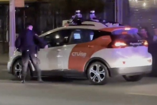 Des policiers arrêtent une voiture autonome sans conducteur (San Francisco)