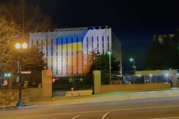 Ils projettent le drapeau ukrainien sur l'ambassade de Russie (Washington)
