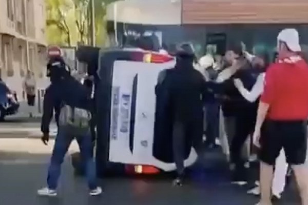 Des jeunes aident des policiers bloqués dans leur voiture suite à un accident (Marseille)