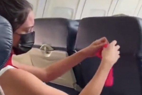 Une fille fait sa lessive dans l'avion