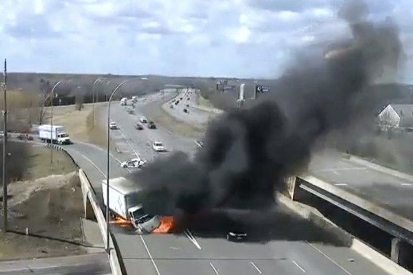 Un camion prend feu pendant un accident (Etats-Unis)