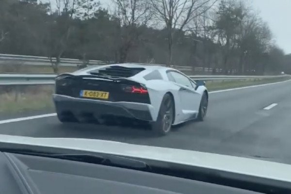Sur une autoroute un automobiliste fait le fou en Lamborghini, la suite ne va pas vous étonner (Pays-Bas)