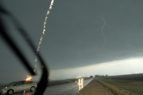 Une voiture se fait frapper par la foudre (États-Unis)