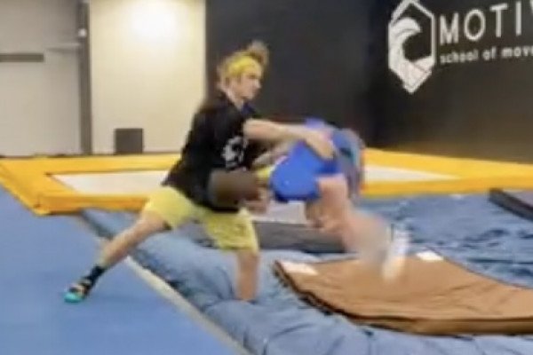 Une heure pour apprendre Ă faire un backflip